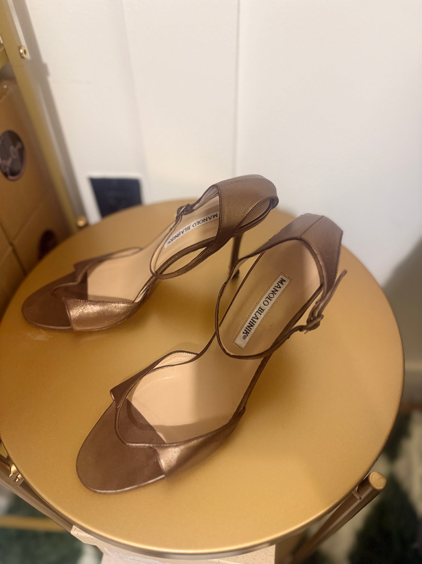 CARRIE’S ‘FAVORITE PAIR’ MANOLO BLAHNIKS