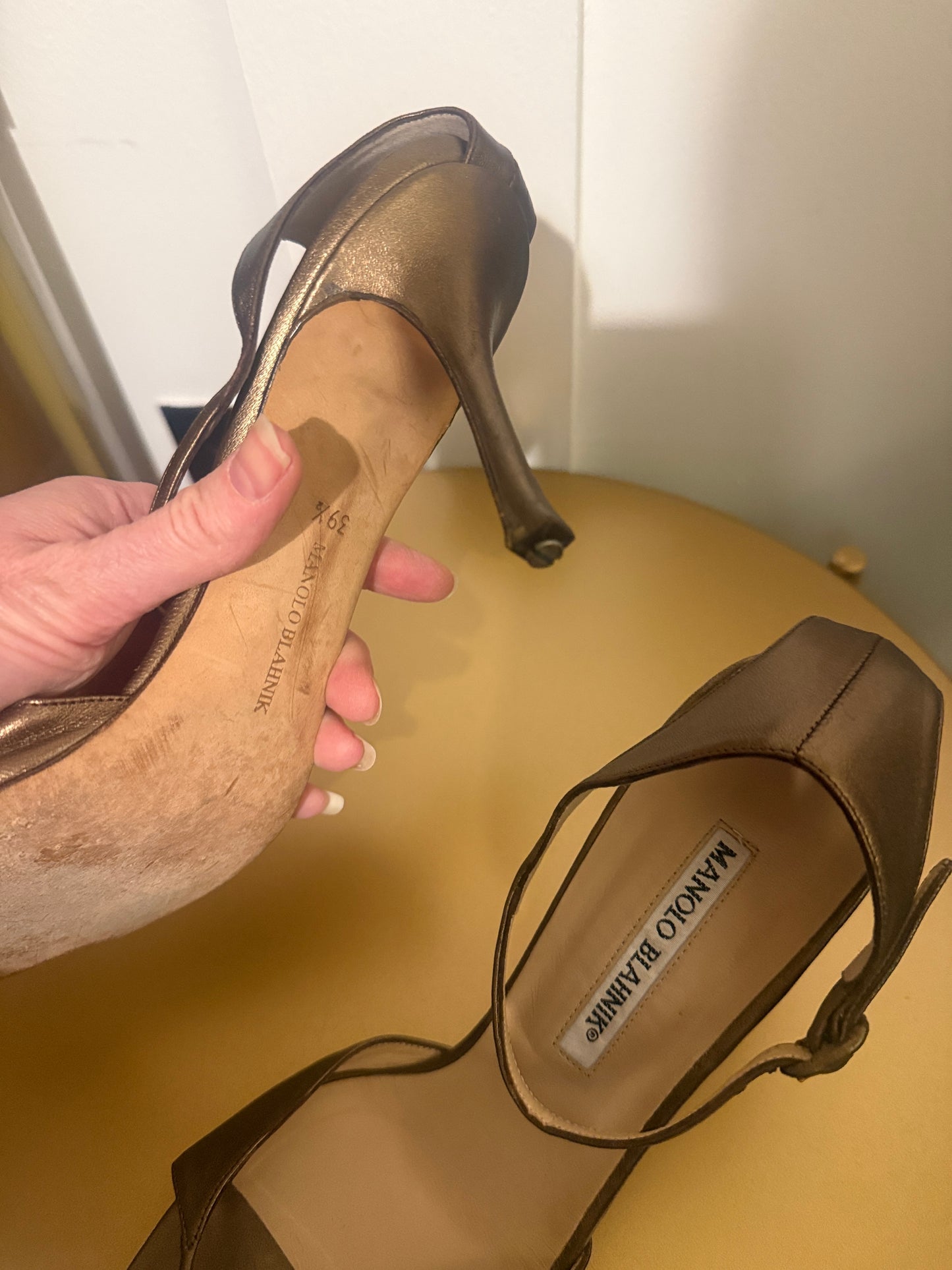 CARRIE’S ‘FAVORITE PAIR’ MANOLO BLAHNIKS