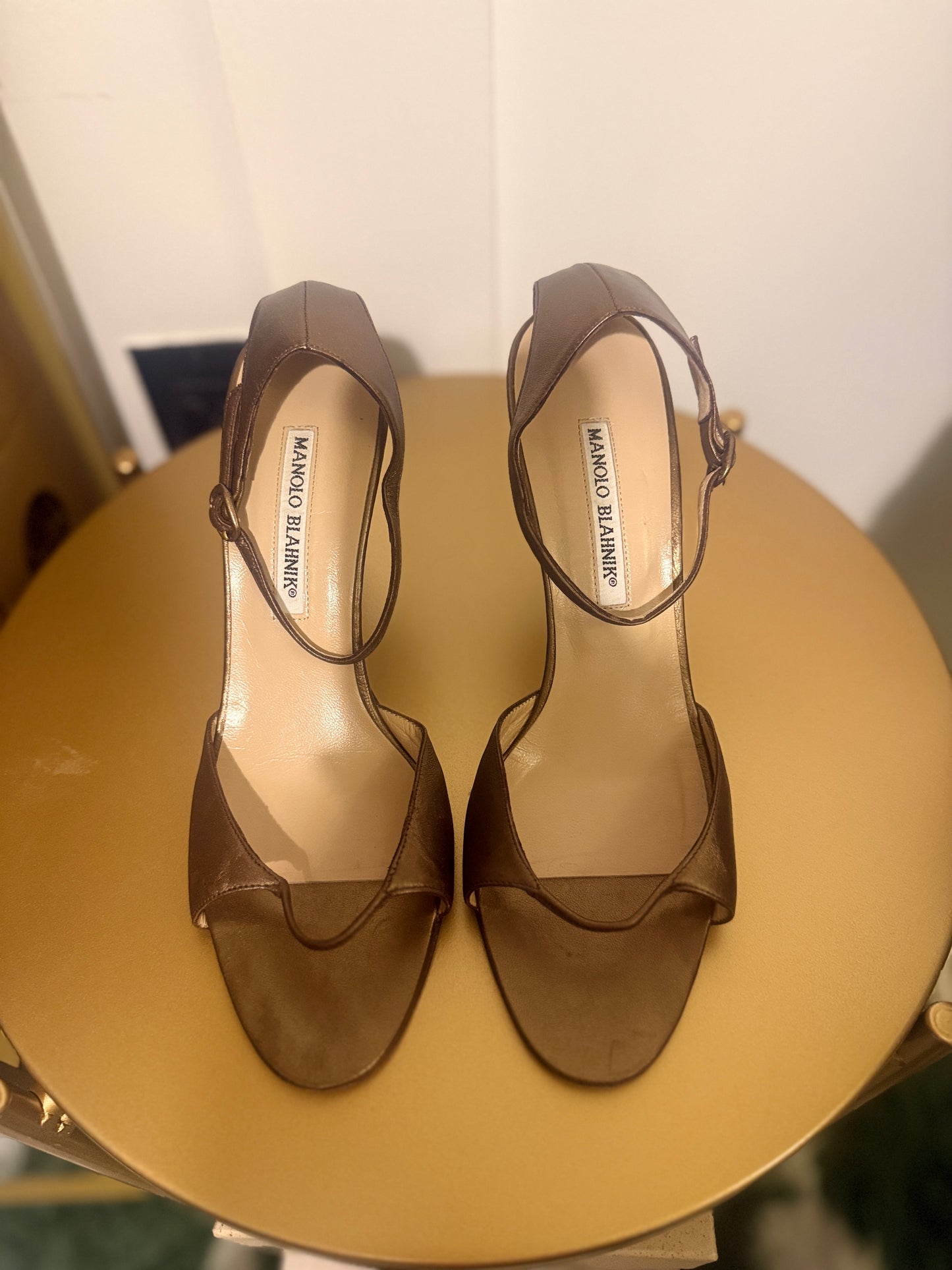 CARRIE’S ‘FAVORITE PAIR’ MANOLO BLAHNIKS